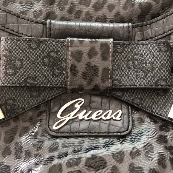 Guess bag with matching wallet - Picture 2 of 8